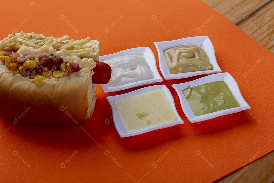 Delicioso cachorro quente completo e molhos delicioso