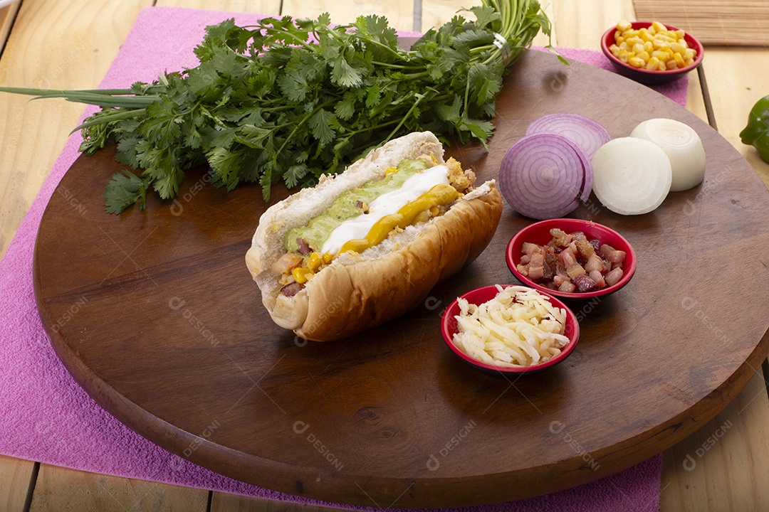 Cachorro quente com molhos deliciosos e tomates a frente