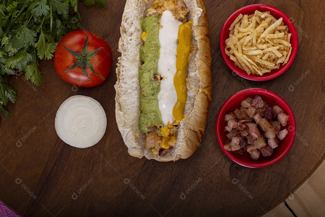 Lanche delicioso cachorro quente completo bacon salsicha