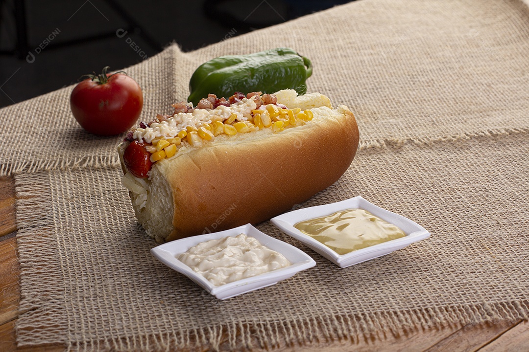 Cachorro quente delicioso gourmet com molhos