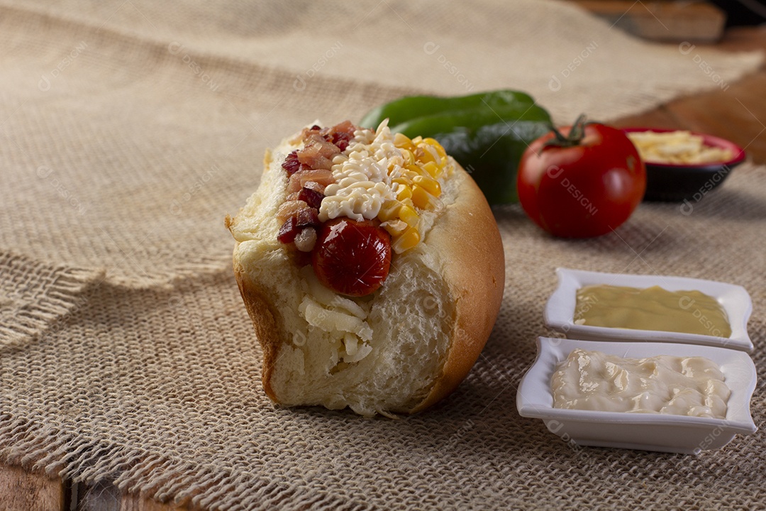 Cachorro quente delicioso gourmet com molhos