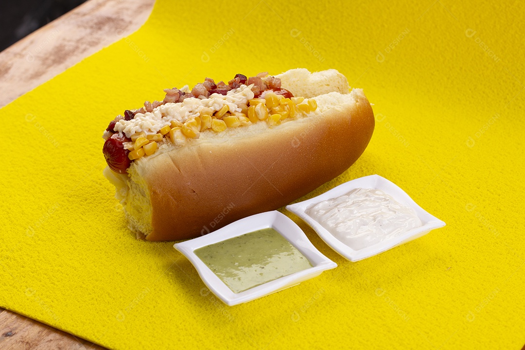 Lanche tradiconal brasileiro hotdog gourmet delicioso