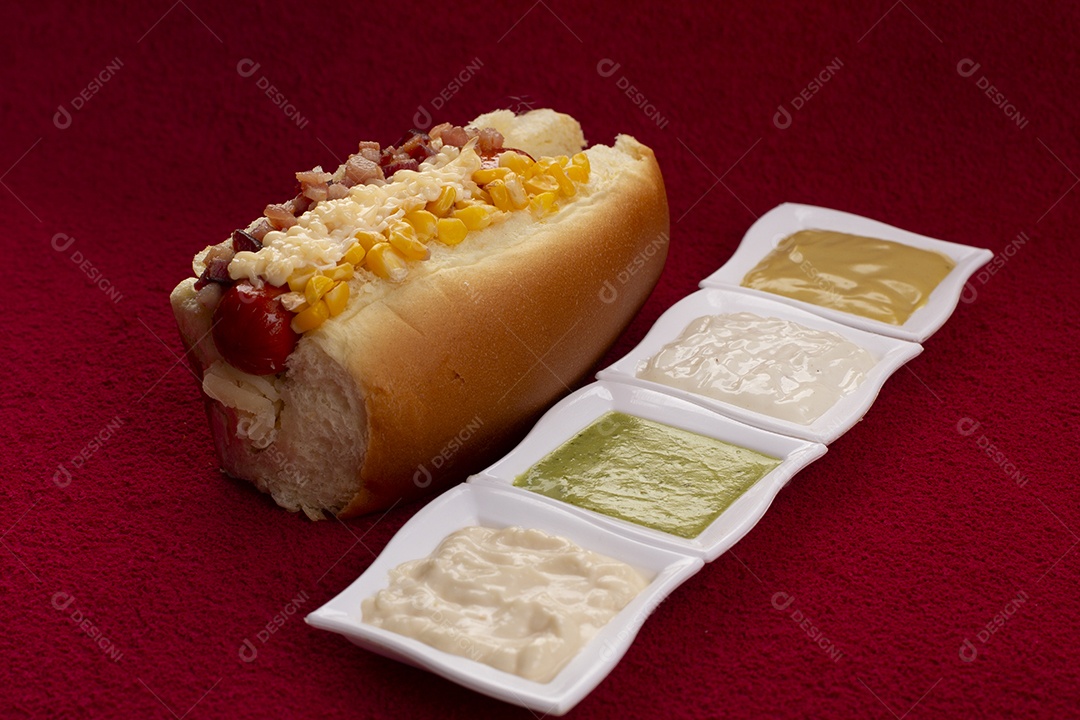 Lanche tradiconal brasileiro hotdog gourmet delicioso