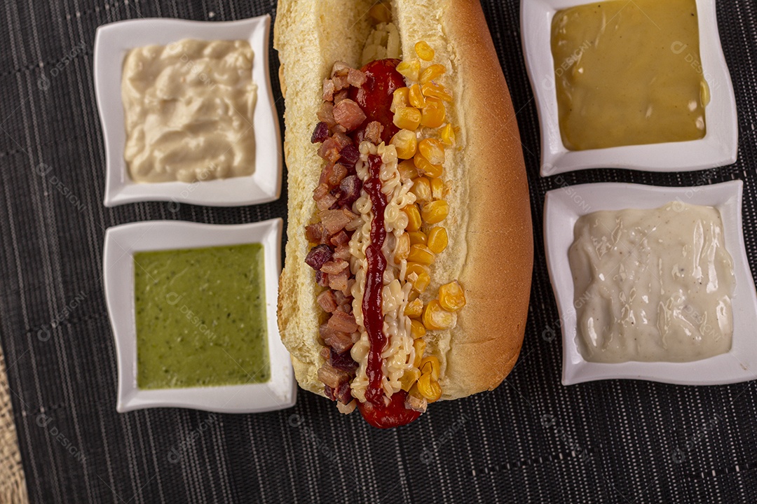 Pão com guarnições e vários recheios delicioso