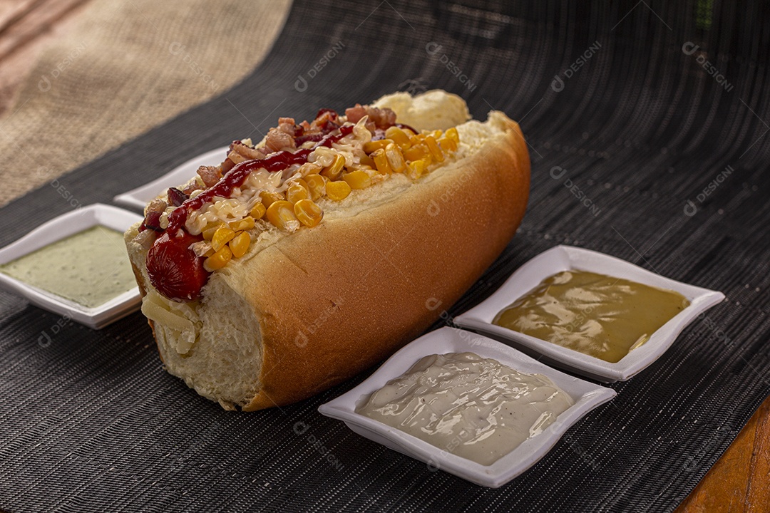 Pão com guarnições e vários recheios delicioso