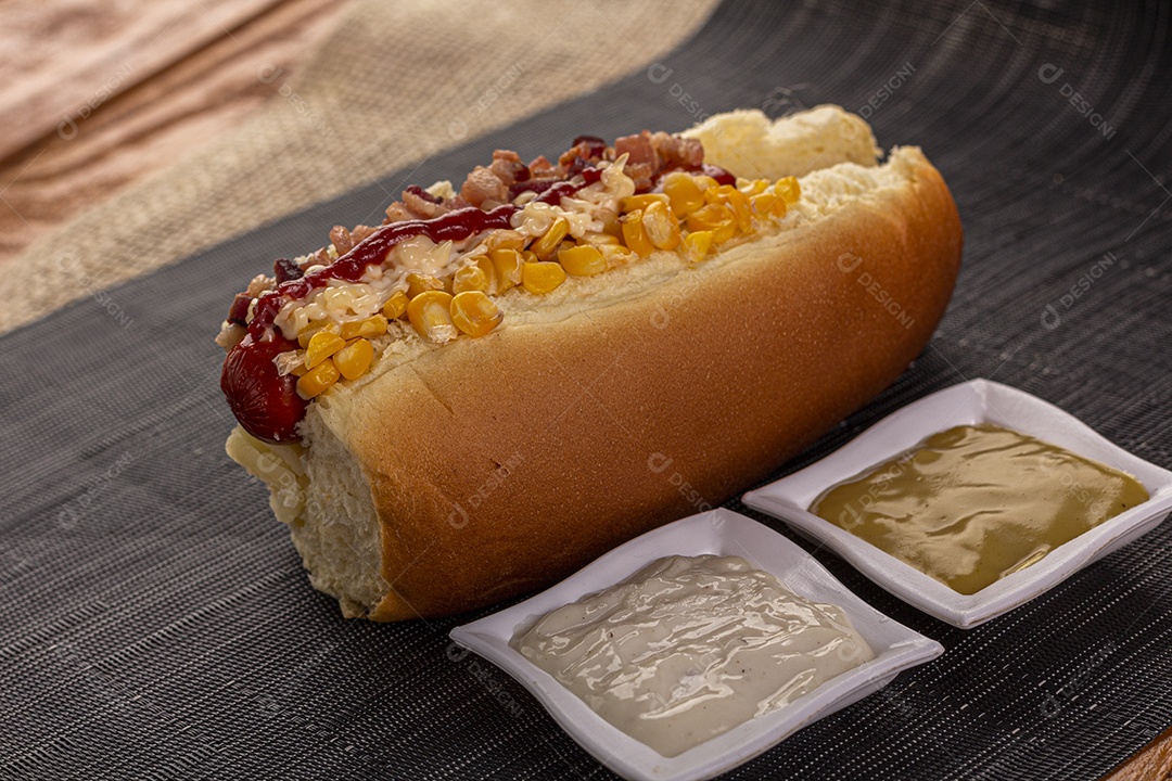 Pão com guarnições e vários recheios delicioso