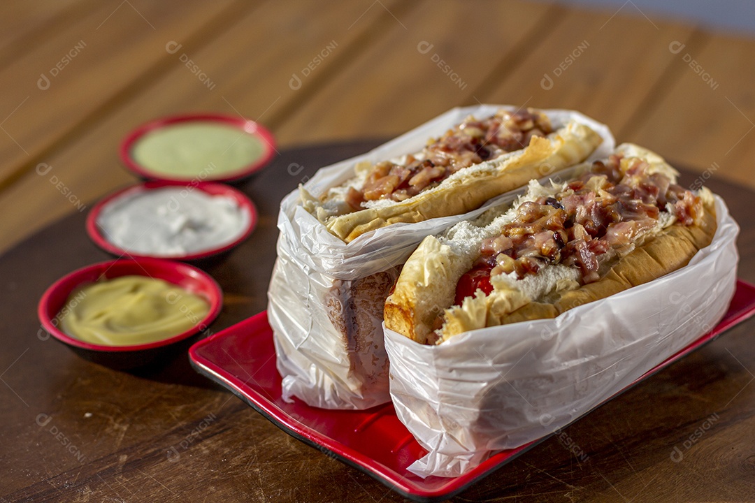 Delicioso lanche hotdog gourmet com molhos