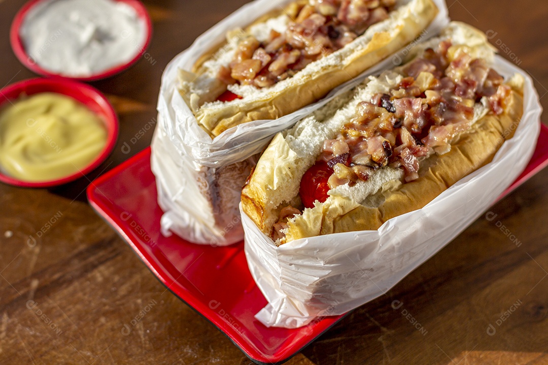 Lanche delicioso cachorro quente completo bacon salsicha