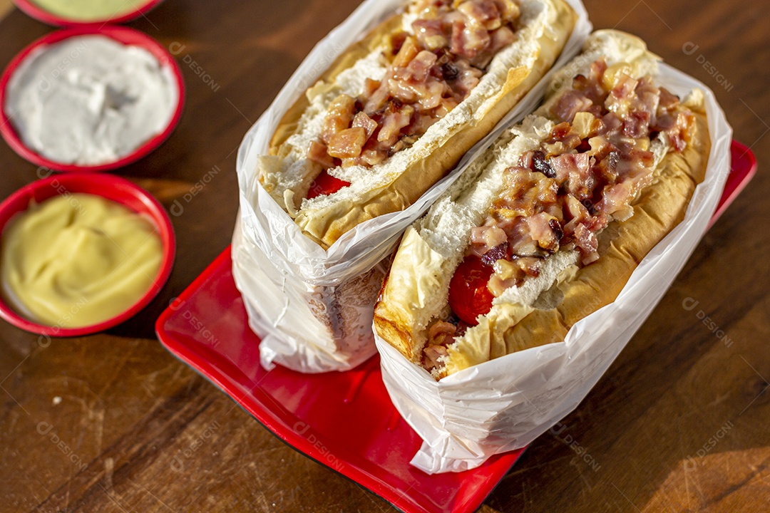 Lanche delicioso cachorro quente completo bacon salsicha