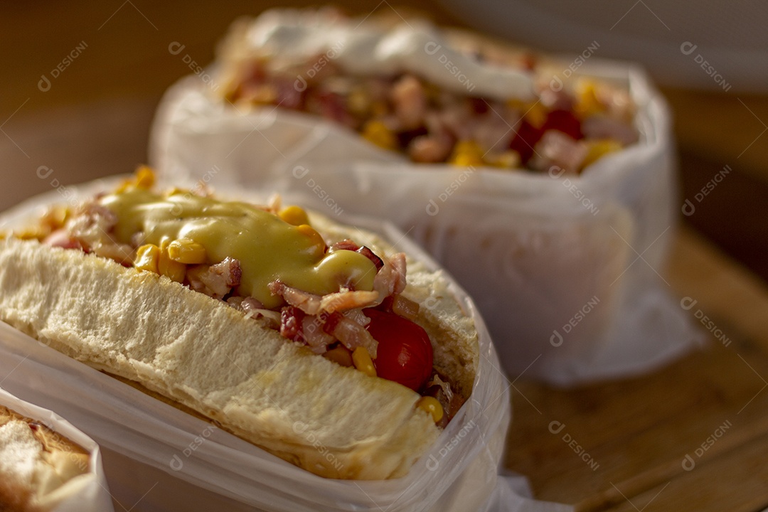 Três deliciosos cachorro quente bem recheados