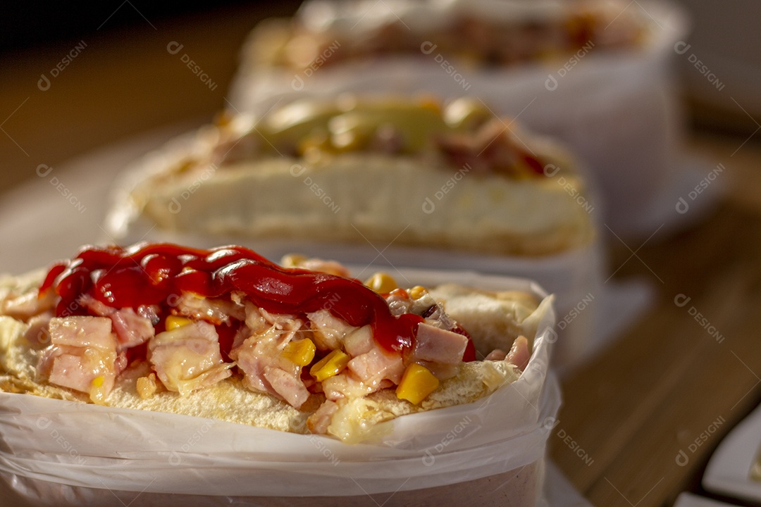 Três deliciosos cachorro quente bem recheados