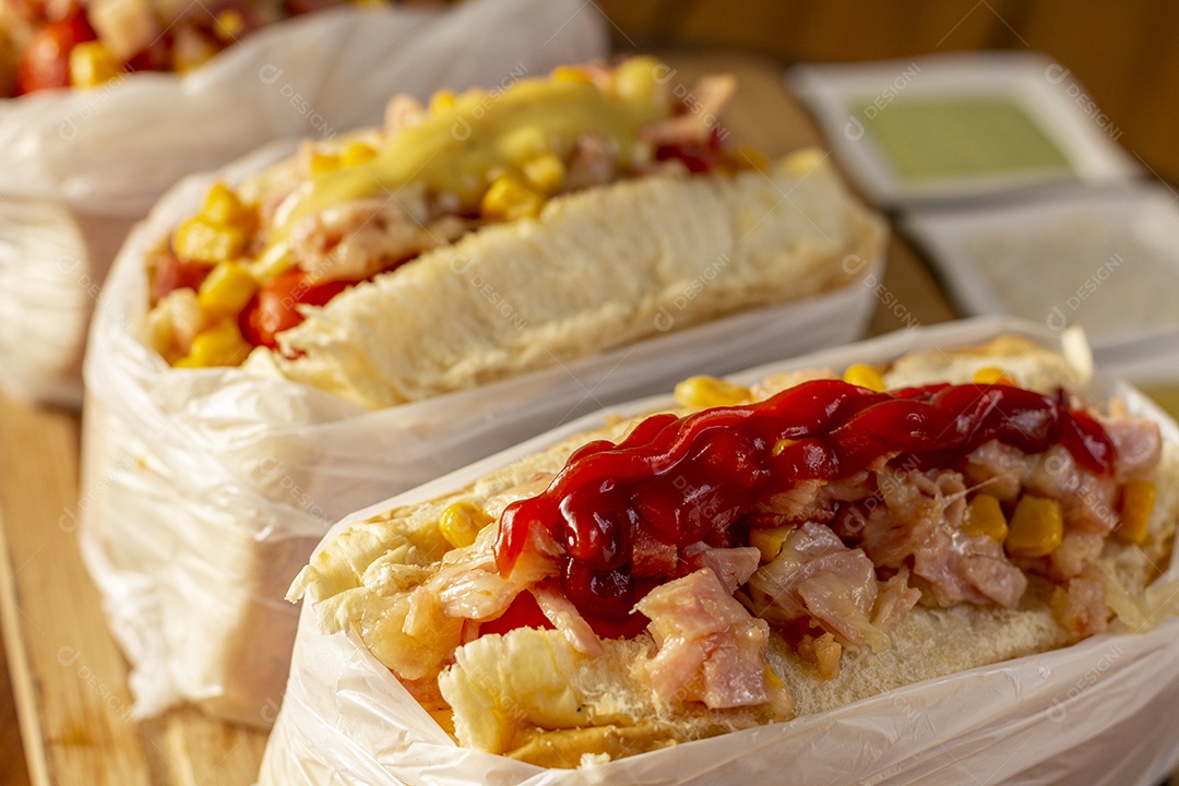 Três deliciosos cachorro quente bem recheados