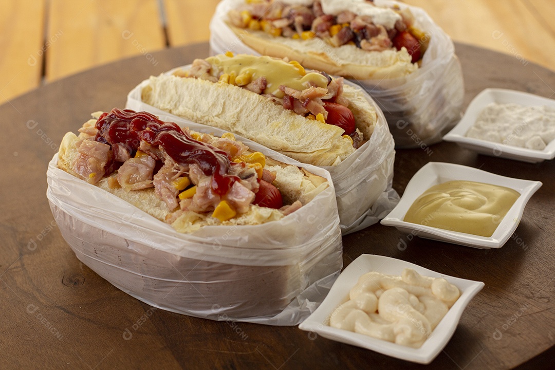 Três deliciosos cachorro quente bem recheados