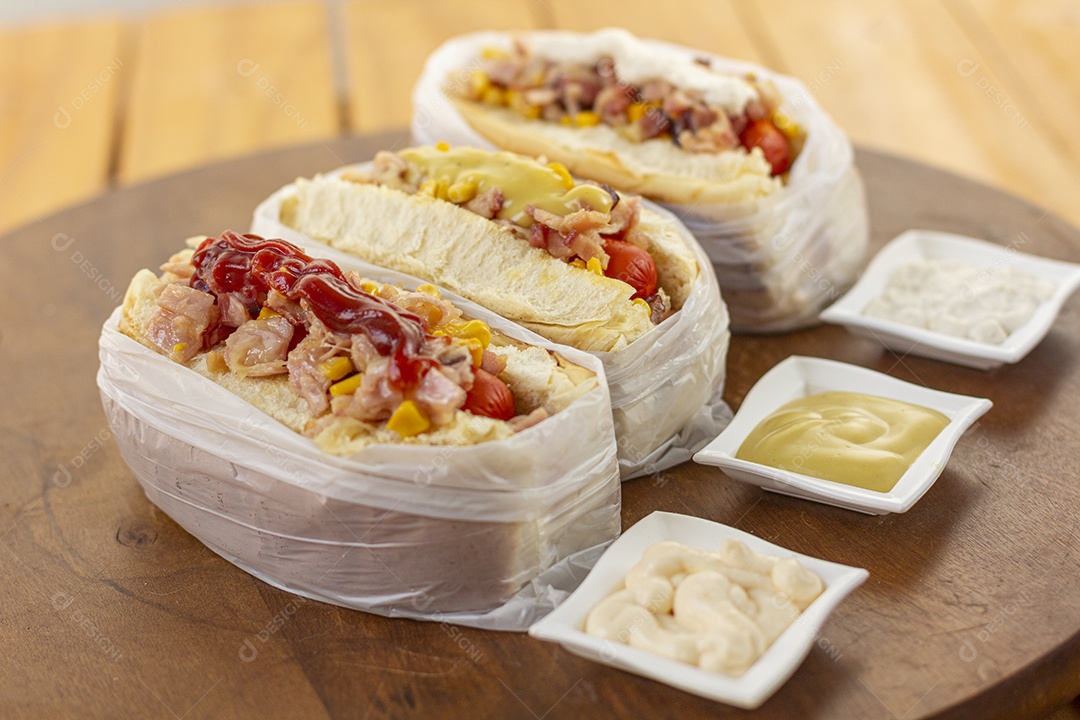 Três deliciosos cachorro quente bem recheados