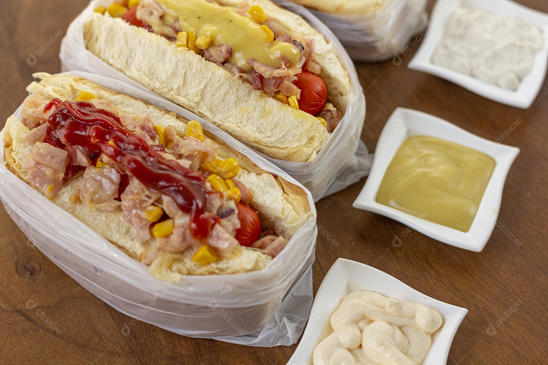 Três deliciosos cachorro quente bem recheados