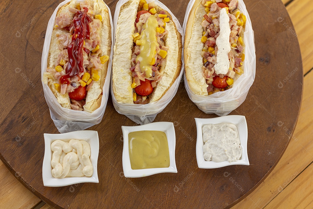 Três deliciosos cachorro quente bem recheados