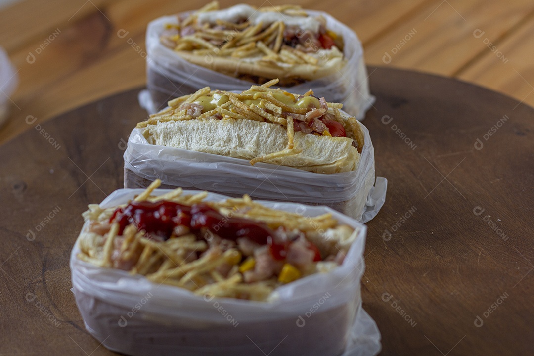 Três deliciosos cachorro quente bem recheados