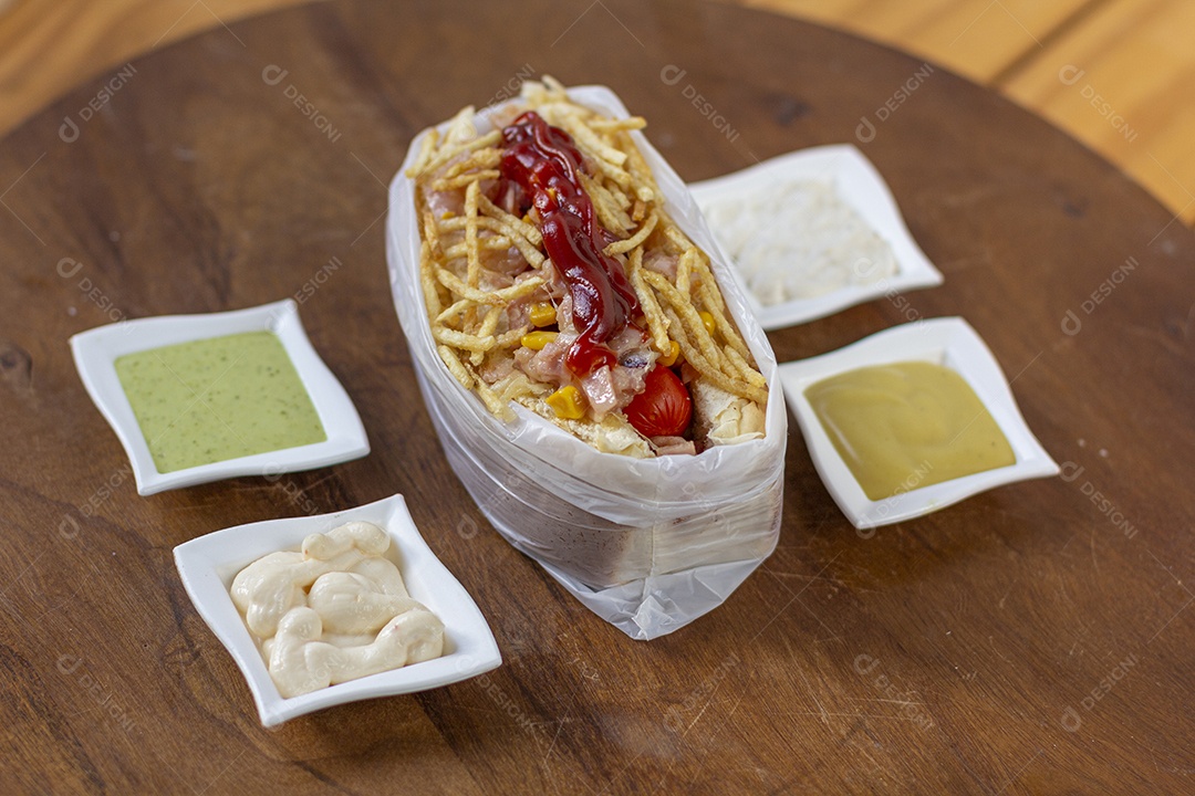 Hotdog tradicional bem recheado com muitos molhos