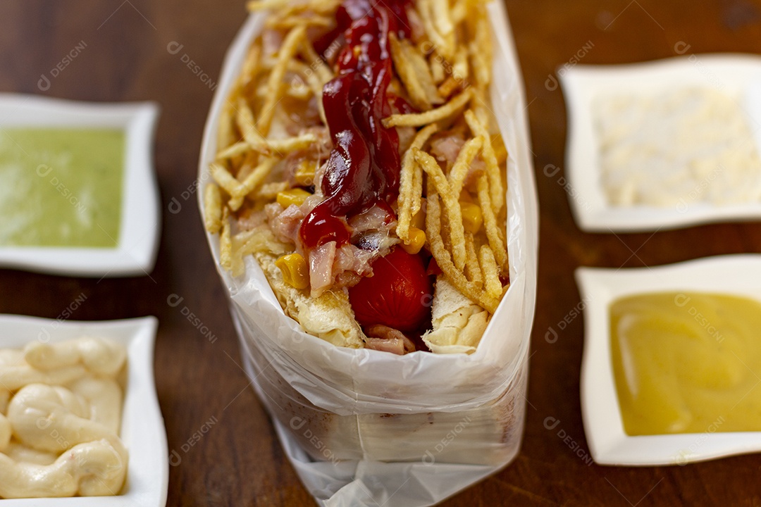 Hotdog tradicional bem recheado com muitos molhos