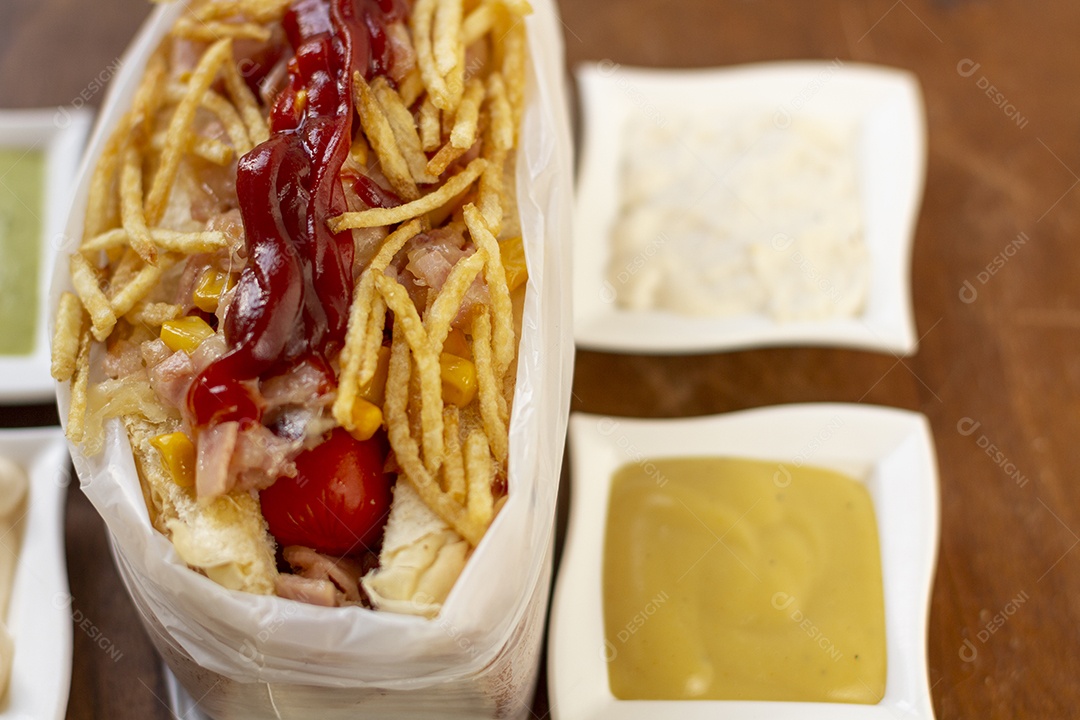 Hotdog tradicional bem recheado com muitos molhos