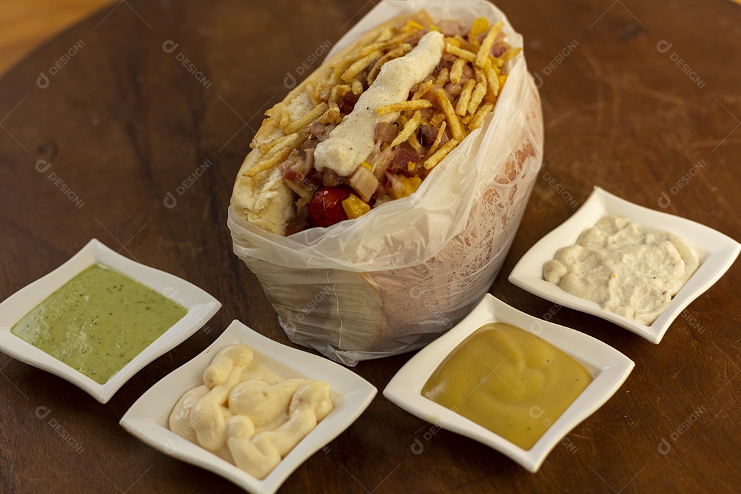 Hotdog tradicional bem recheado com muitos molhos