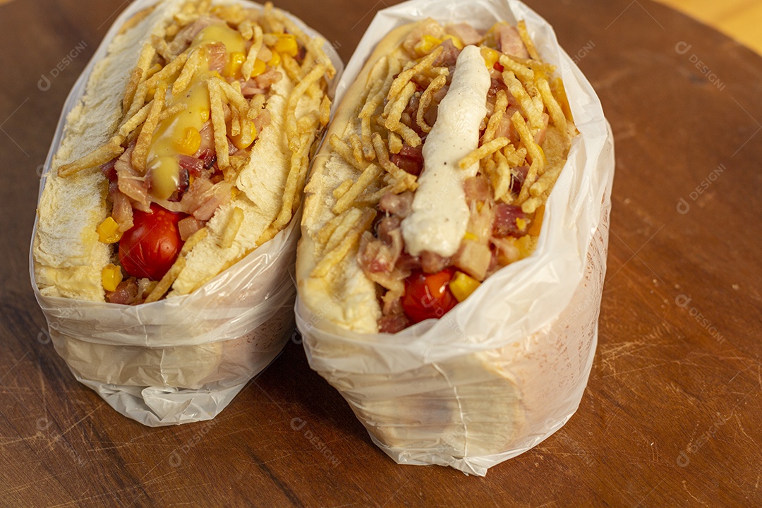 Três cachorro quente delicioso bem recheado