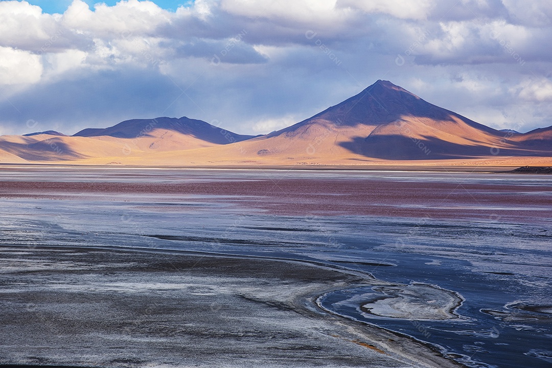 Paisagem da majestosa laguna colorada ou lagoa vermelha nas terras