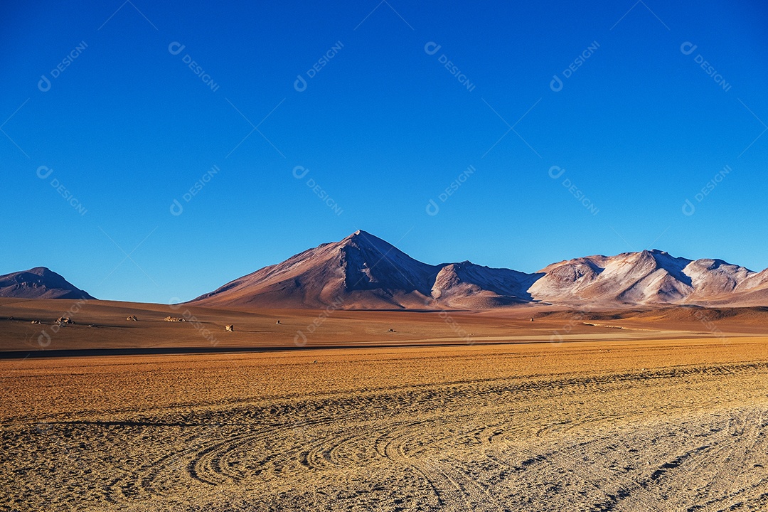 Montanhas com cores diferentes no deserto de Dalí