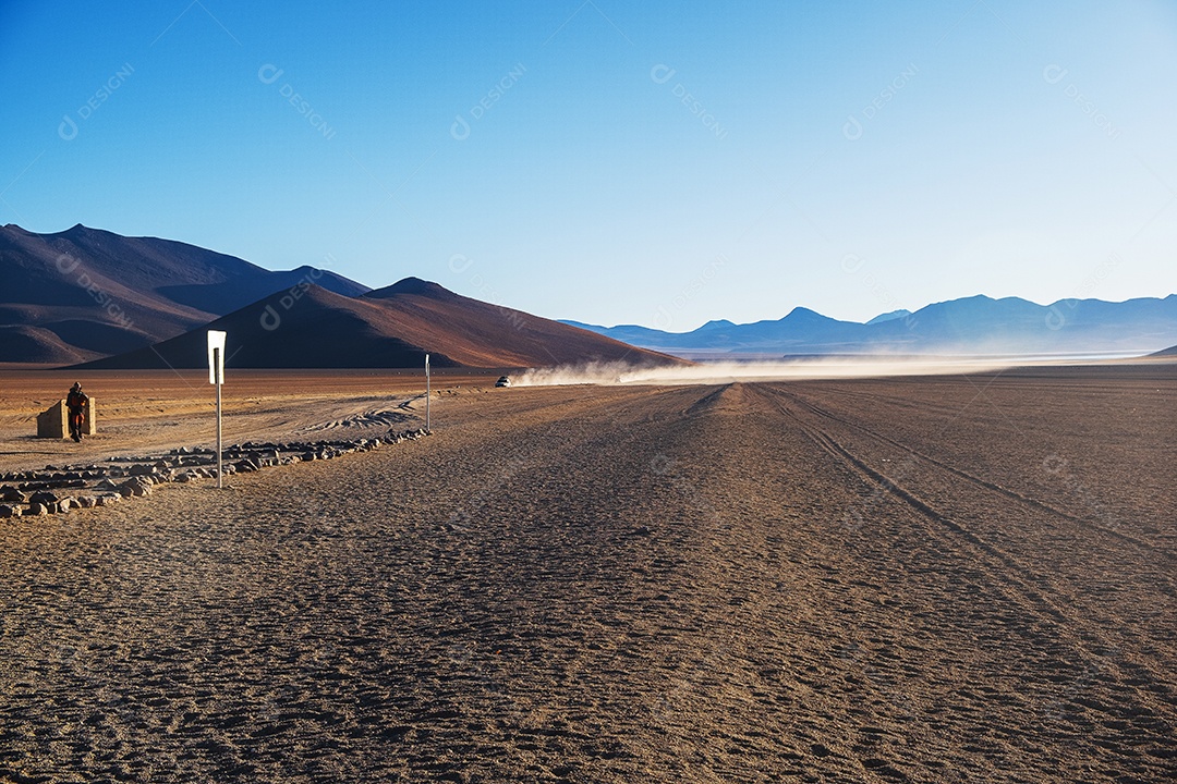 Veículo 4x4 levantando poeira no deserto de Dali