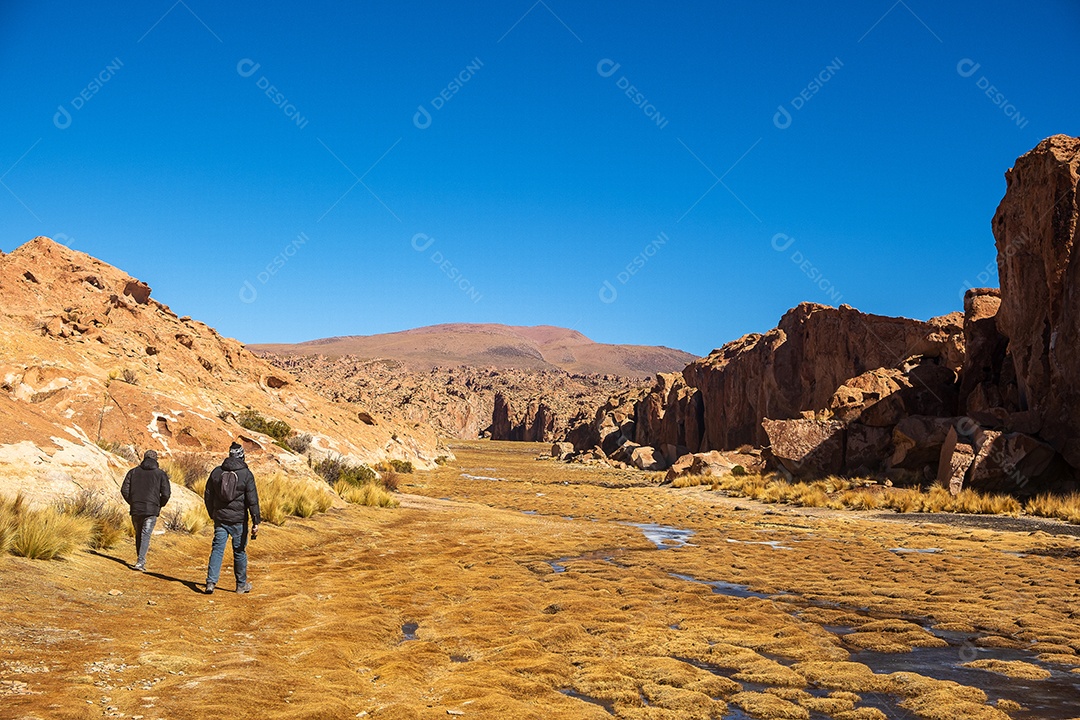Turistas caminhando em um desfiladeiro no Vale Las Rocas