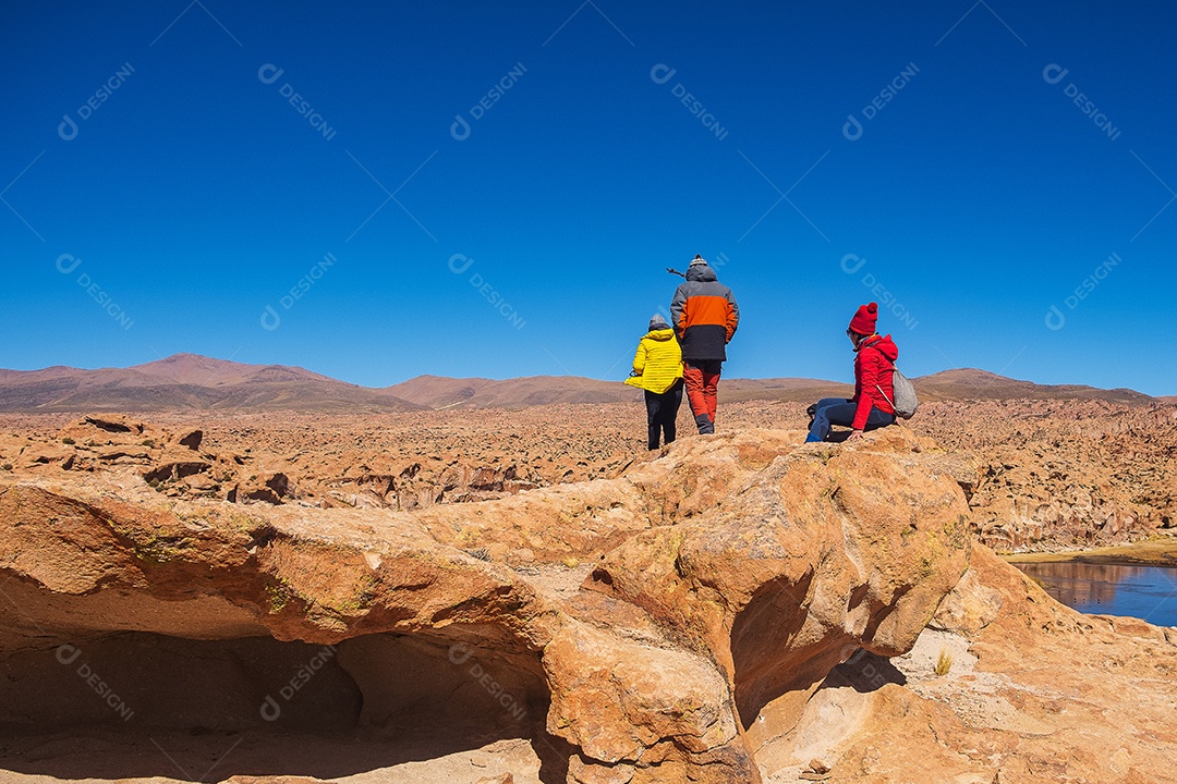 Turistas em uma montanha com vista para a paisagem do Valle de las Rocas