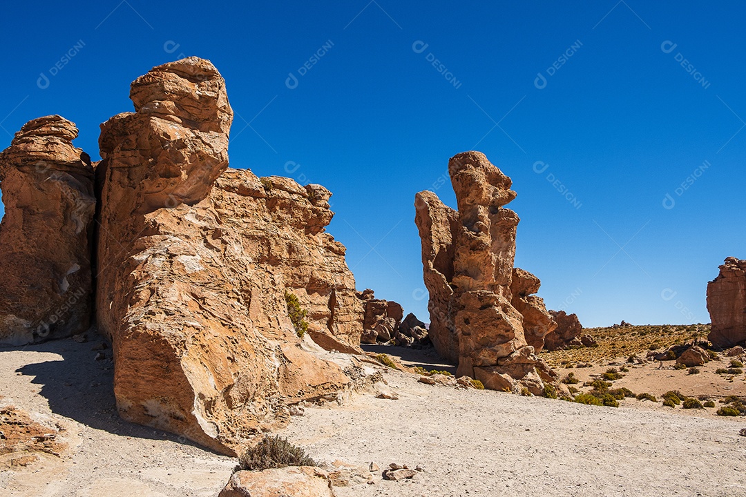 Formações rochosas formadas pela erosão em um deserto na Bolívia