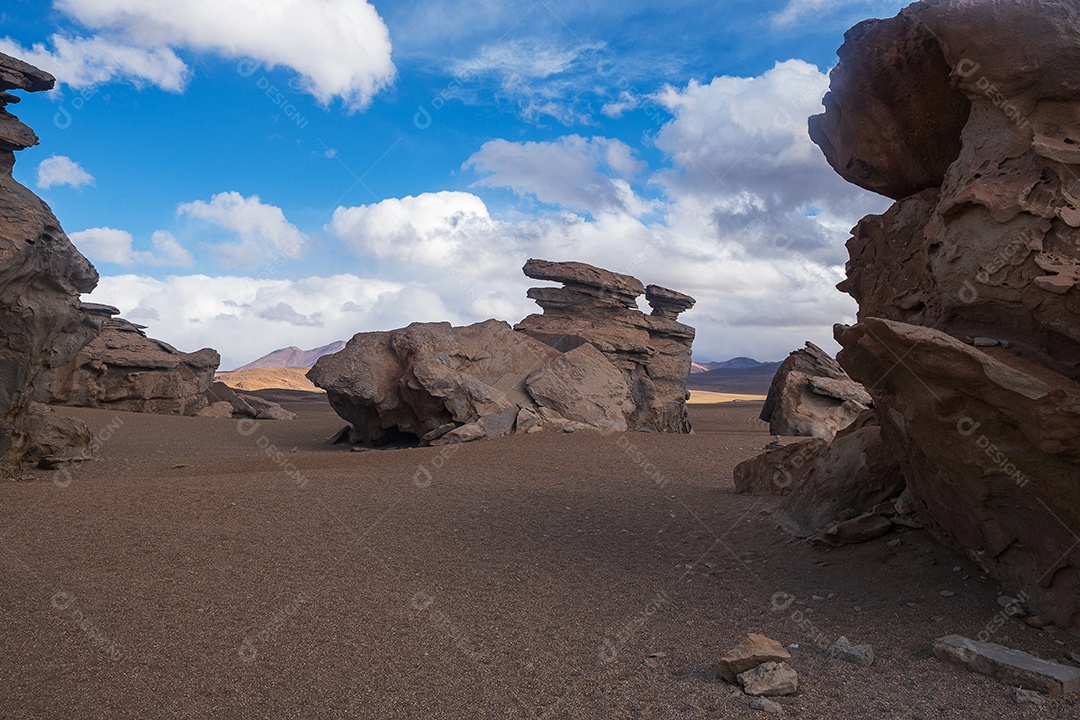Formações rochosas formadas pela erosão em um deserto na Bolívia