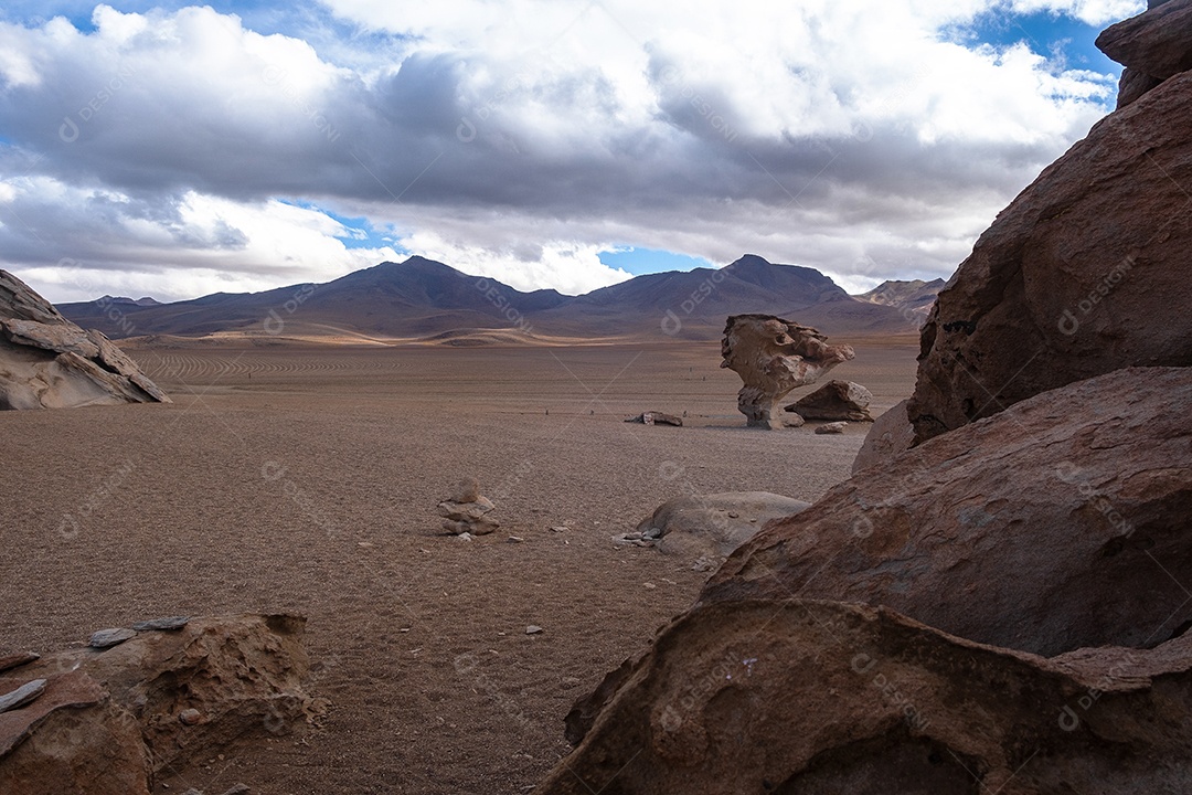 Arbol de Piedra árvore de pedra e montanhas ao fundo no deserto de Dali