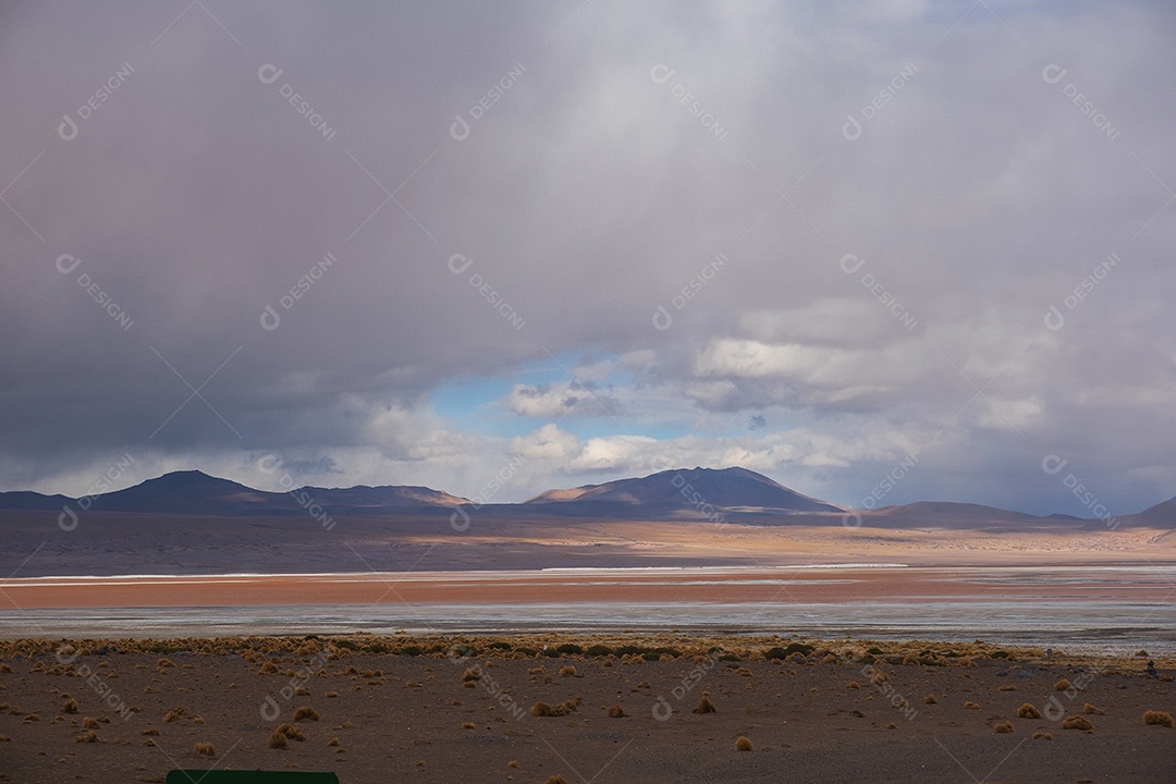 Paisagem da majestosa laguna colorada ou lagoa vermelha nas terras