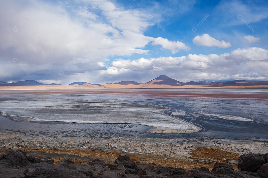 Paisagem da majestosa laguna colorada ou lagoa vermelha nas terras