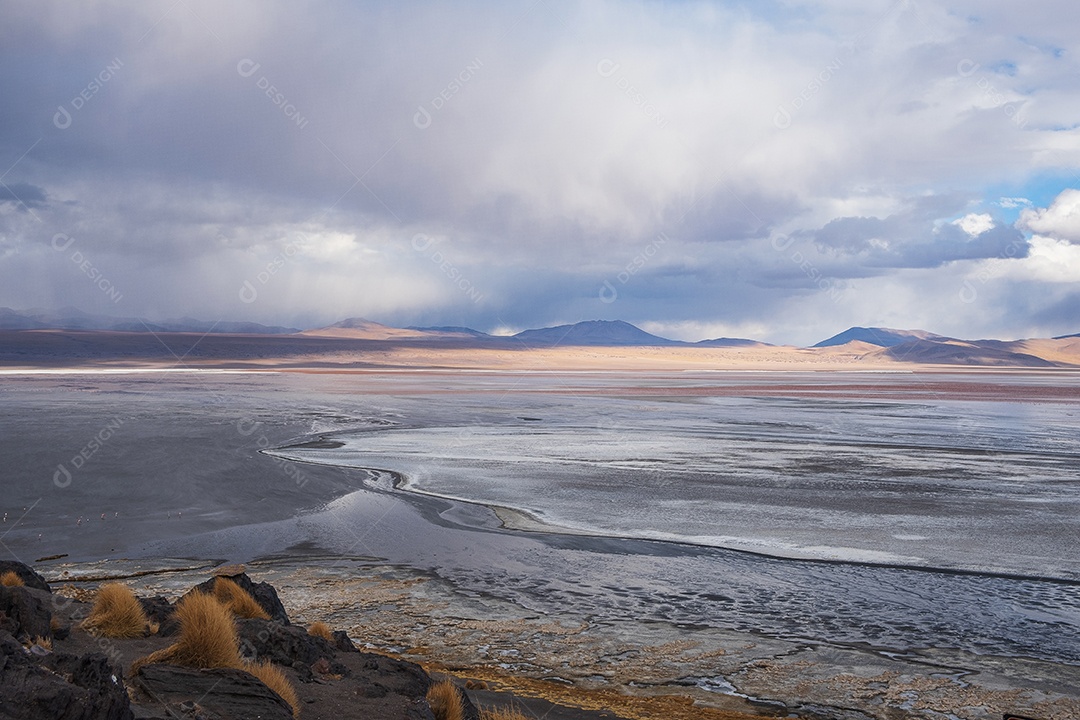 Paisagem da majestosa laguna colorada ou lagoa vermelha nas terras