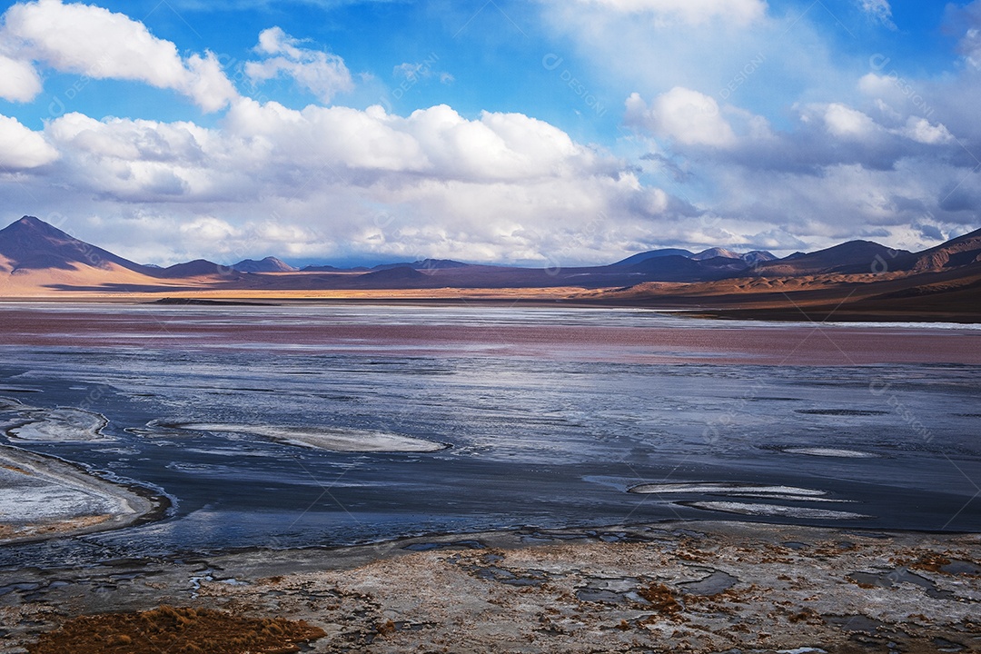 Paisagem da majestosa laguna colorada ou lagoa vermelha nas terras