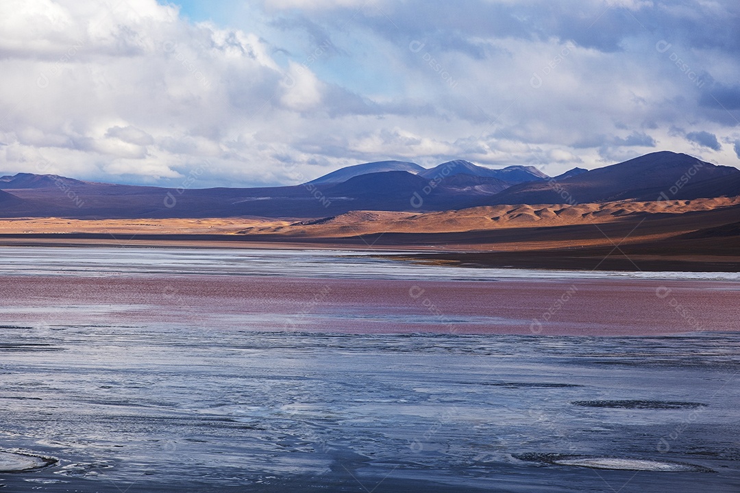 Paisagem da majestosa laguna colorada ou lagoa vermelha nas terras