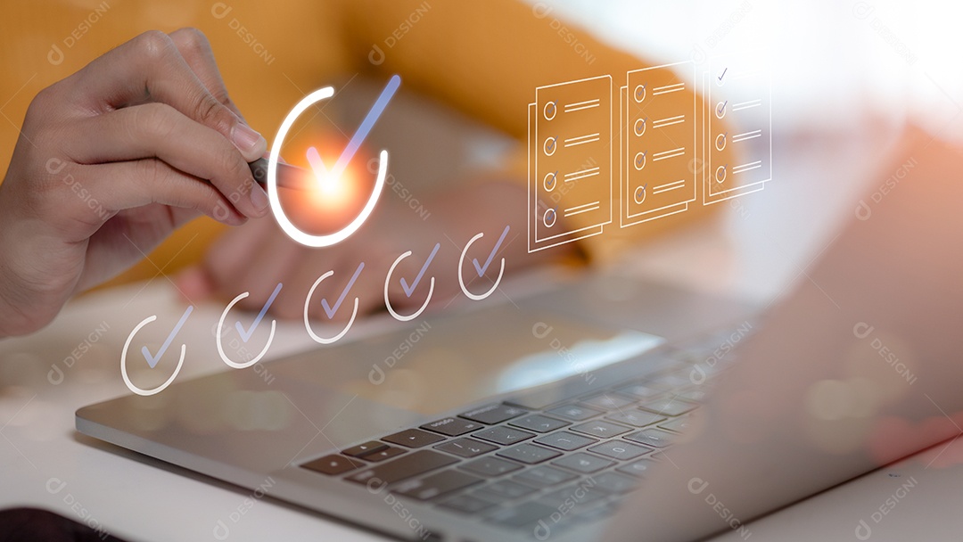 O empresário pressionou um emoticon de carinha sorridente na tela de toque virtual