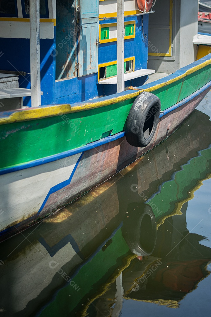 Reflexão do barco na água