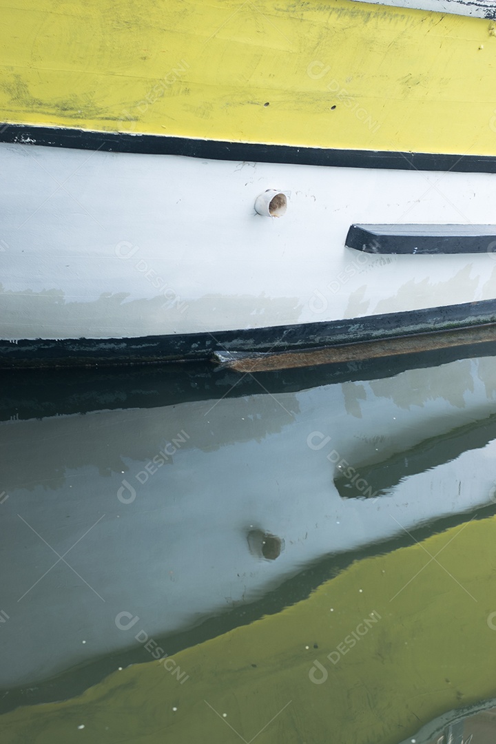 Reflexo do barco na água