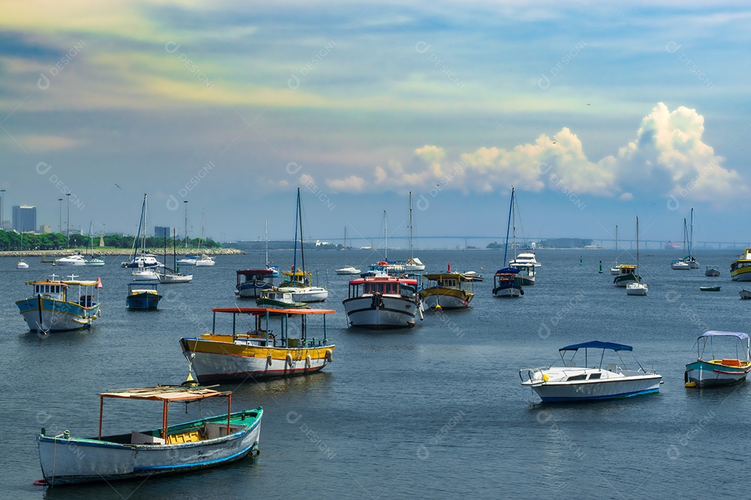 Paisagem mar barco e céu colorido
