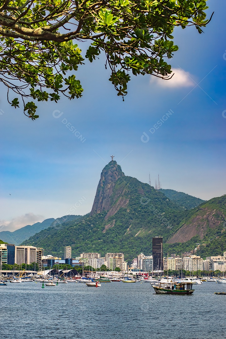 Paisagem barcos marinhos e cristo redentor