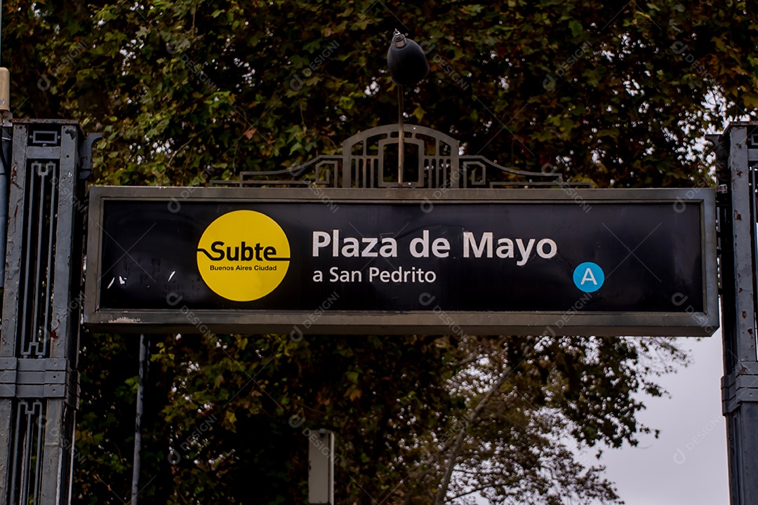 Sinal do metrô na Plaza de Mayo em Buenos Aires