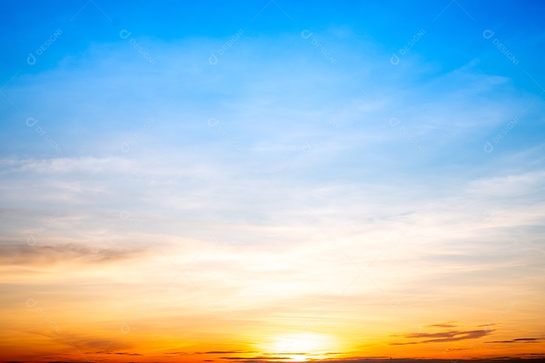 Céu lindo com nascer do sol