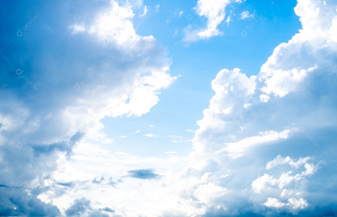 Um lindo céu azulado com muitas nuvens