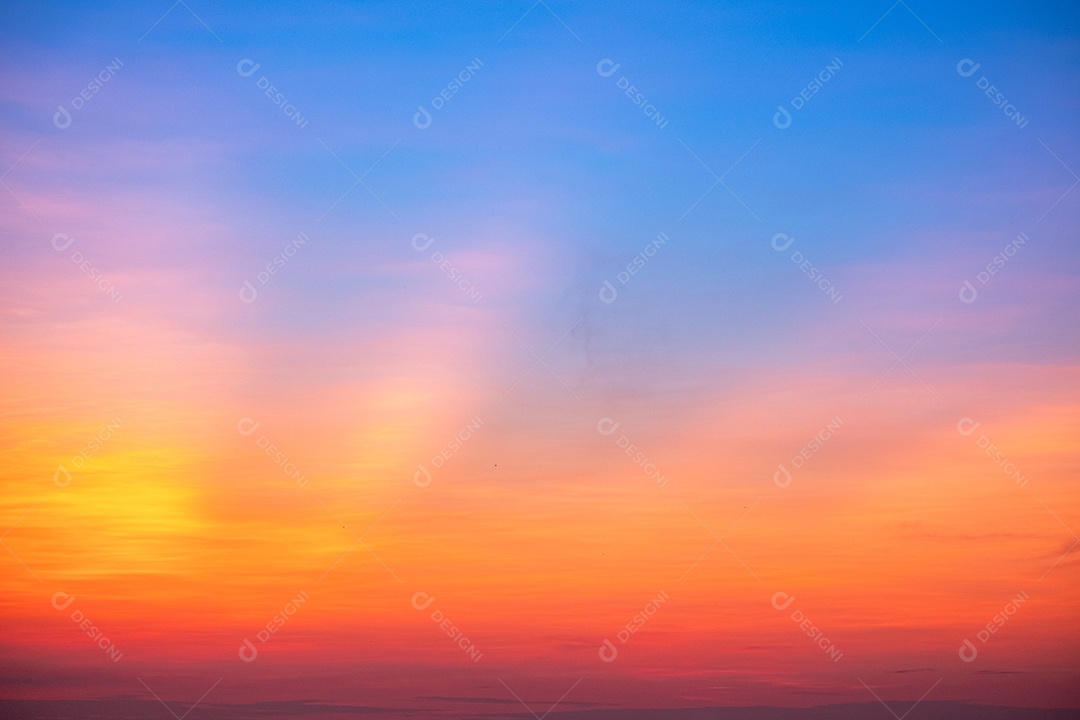 Lindas e luxuosas nuvens de ouro laranja