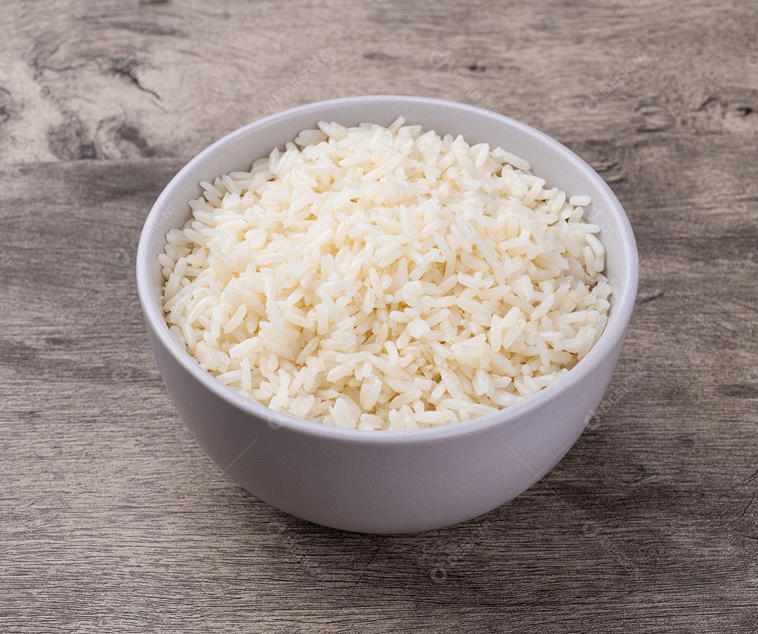 Tigela de arroz cozido delicioso