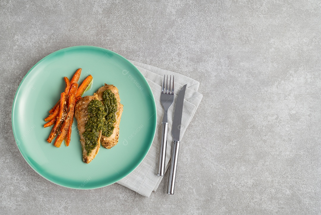 Peito de frango grelhad ervas e cenouras